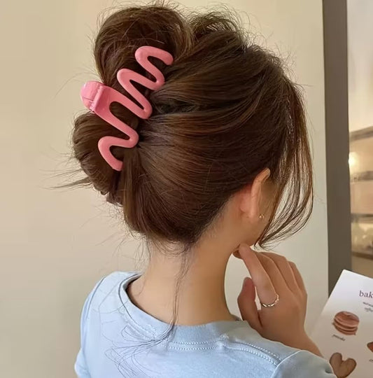 1pcs Medium size  wavy korean Hair  claw clutches for women and girls